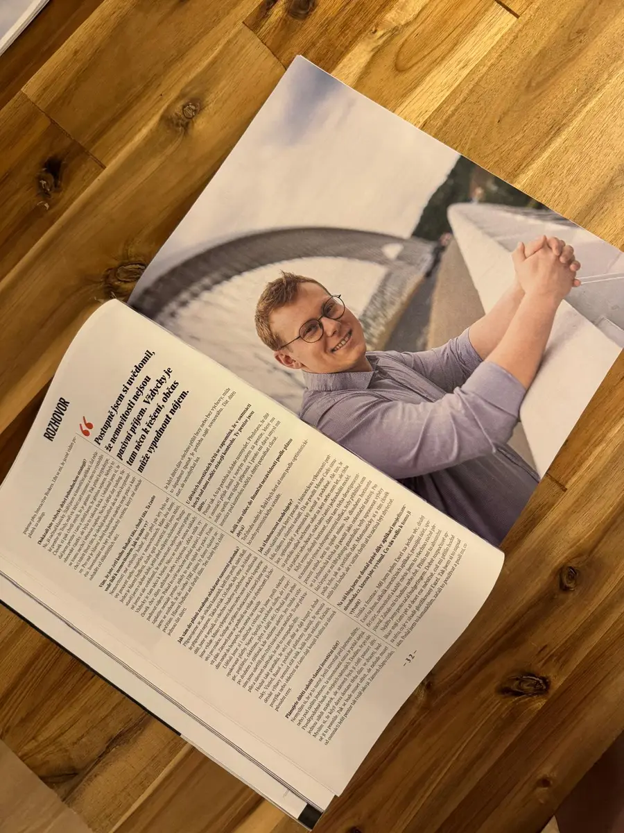Dennis Vymer lächelnd in seinem Rentiér-Magazin-Interview