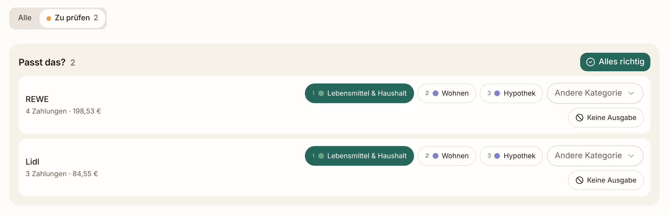 Die Ansicht Zu prüfen auf der Seite Transaktionen im Demo von MFFT: ein Schalter Alle / Zu prüfen 2 und die Liste Passt das?, in der REWE (4 Zahlungen, 198,53 €) und Lidl (3 Zahlungen, 84,55 €) jeweils als Lebensmittel & Haushalt vorgeschlagen sind, mit zwei Alternativen, Andere Kategorie und Keine Ausgabe, und oben ein Knopf Alles richtig