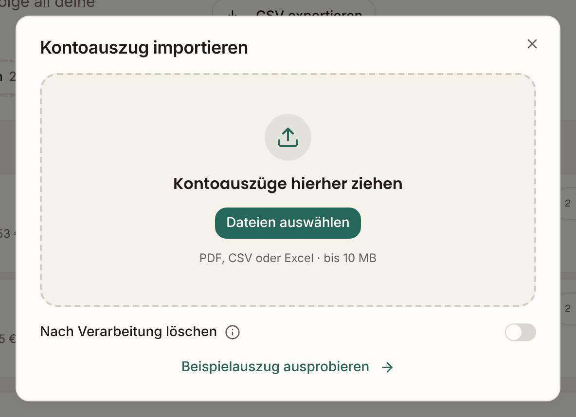 Das Fenster Kontoauszug importieren im Demo von MFFT: eine Ablagefläche mit Kontoauszüge hierher ziehen, dem Knopf Dateien auswählen und der Zeile PDF, CSV oder Excel bis 10 MB, darunter der Schalter Nach Verarbeitung löschen und der Link Beispielauszug ausprobieren